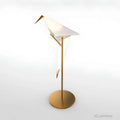 origami-kranich-goldlampe-tischleuchte-elegantes-design-modern-wohnzimmer-xlumina4