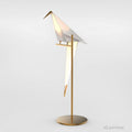 origami-kranich-goldlampe-tischleuchte-elegantes-design-modern-wohnzimmer-xlumina2