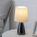 pleatedlight-dimmbarer-tischlampe-glasbasis-gefalteter-stoffschirm-usb-anschluss-elegant-design-xlumina10