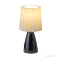 pleatedlight-dimmbarer-tischlampe-glasbasis-gefalteter-stoffschirm-usb-anschluss-elegant-design-xlumina3