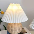 Kleine plissierte Tischlampe Vintage Rattan Nachttisch Nachttisch Mini -Lampe für Schlafzimmer Wohnzimmer Dekorative ästhetische Beleuchtung USB angetrieben 24x28x14 cm