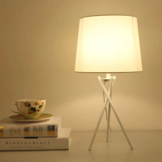 minimalistische-tischlampe-mit-stoffschirm-modern-elegant-nachtlicht-xlumina