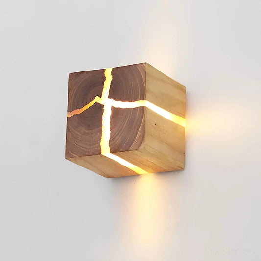 SolidWoodCube-Wandleuchte-Handgefertigte-LED-Wandlampe-aus-Massivholz-xlumina